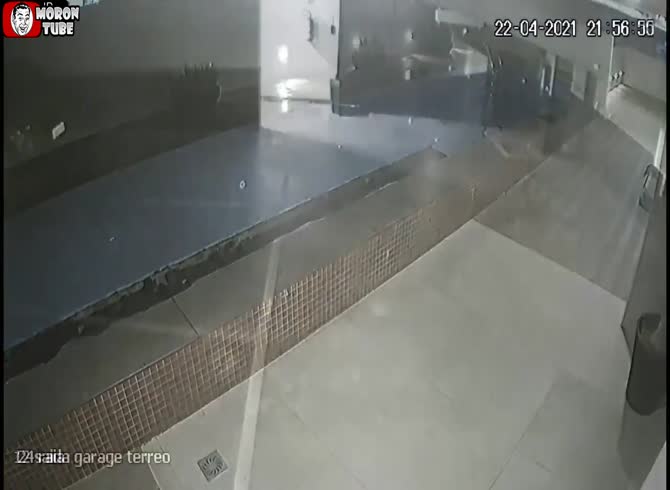 Video :A swimming pool's bottom collapses, causing all of the water to flood onto a parking lot